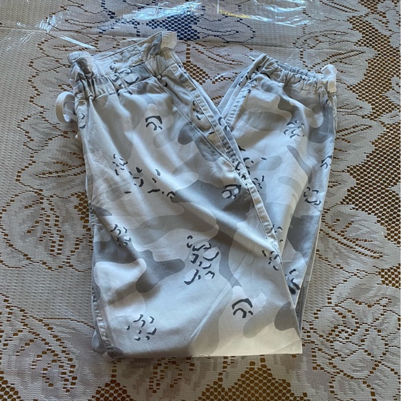 Hollister • Ultra High-Rise Woven Jogger Pants in Grey Camo - Picture 10 of 14